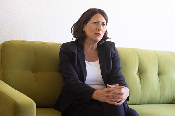 Wirtschaftsministerin Schmitt auf dem grünen Sofa