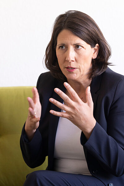 Wirtschaftsministerin Schmitt auf dem grünen Sofa