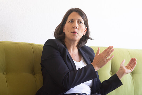 Wirtschaftsministerin Schmitt auf dem grünen Sofa