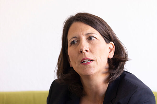 Wirtschaftsministerin Schmitt auf dem grünen Sofa