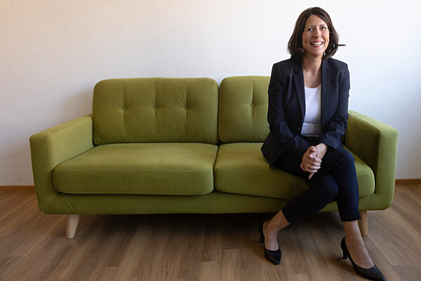 Wirtschaftsministerin Schmitt auf dem grünen Sofa