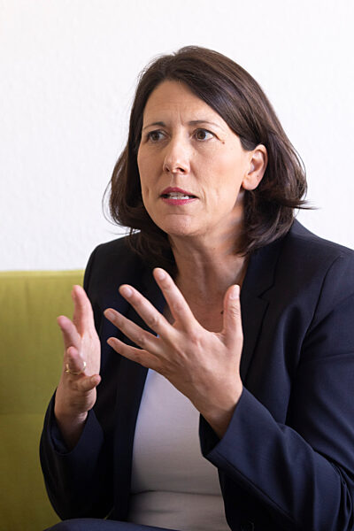 Wirtschaftsministerin Schmitt auf dem grünen Sofa
