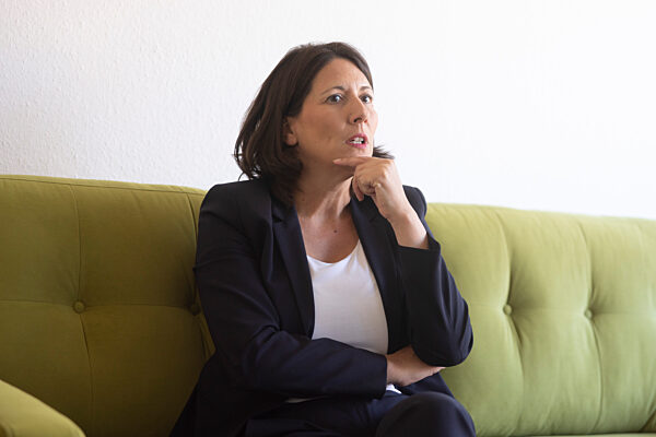 Wirtschaftsministerin Schmitt auf dem grünen Sofa