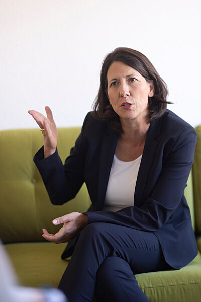 Wirtschaftsministerin Schmitt auf dem grünen Sofa