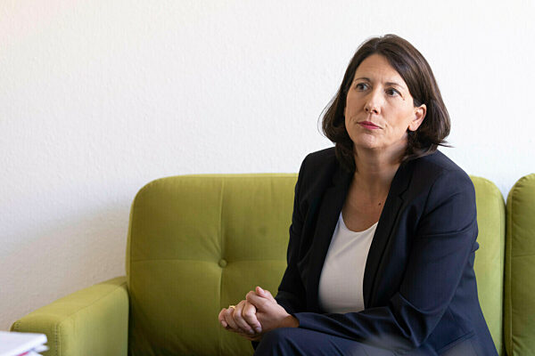 Wirtschaftsministerin Schmitt auf dem grünen Sofa