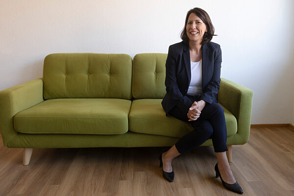 Wirtschaftsministerin Schmitt auf dem grünen Sofa