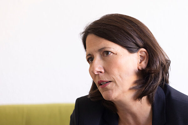 Wirtschaftsministerin Schmitt auf dem grünen Sofa