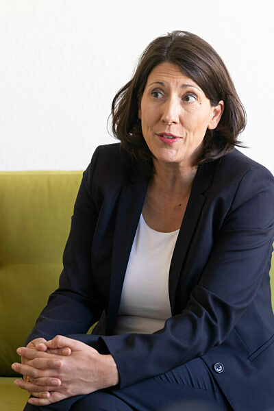 Wirtschaftsministerin Schmitt auf dem grünen Sofa