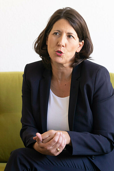 Wirtschaftsministerin Schmitt auf dem grünen Sofa