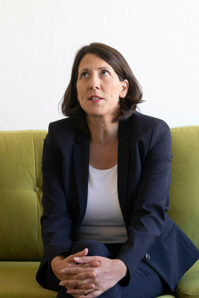 Wirtschaftsministerin Schmitt auf dem grünen Sofa