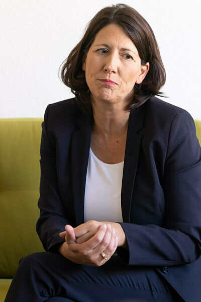 Wirtschaftsministerin Schmitt auf dem grünen Sofa
