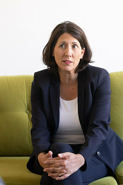 Wirtschaftsministerin Schmitt auf dem grünen Sofa