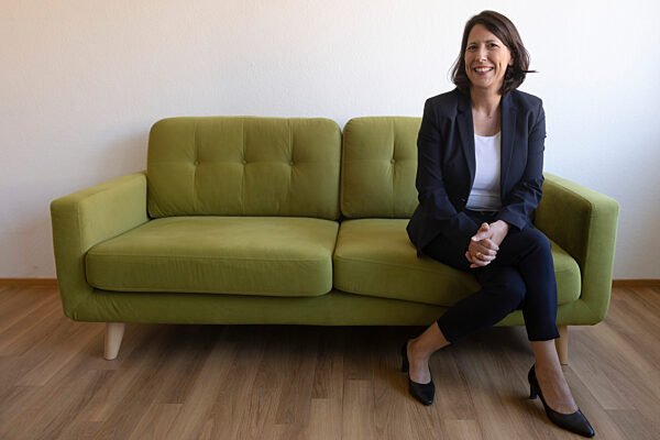 Wirtschaftsministerin Schmitt auf dem grünen Sofa