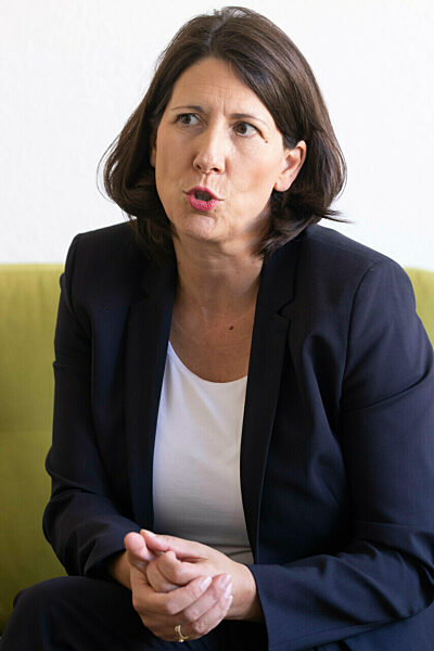 Wirtschaftsministerin Schmitt auf dem grünen Sofa