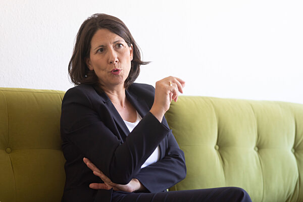 Wirtschaftsministerin Schmitt auf dem grünen Sofa