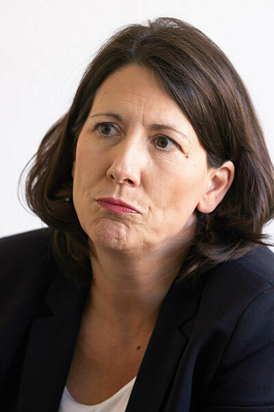 Wirtschaftsministerin Schmitt auf dem grünen Sofa