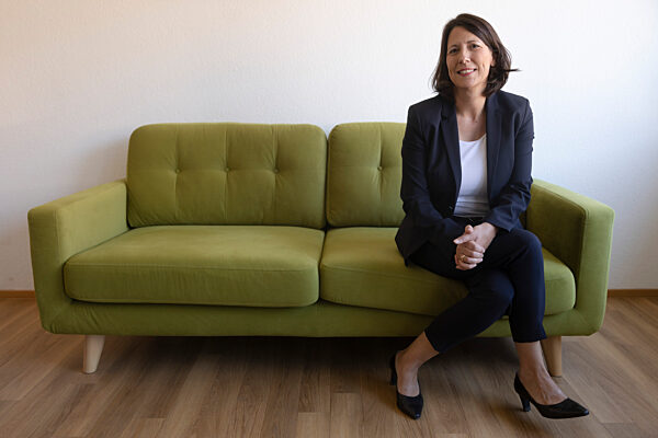 Wirtschaftsministerin Schmitt auf dem grünen Sofa