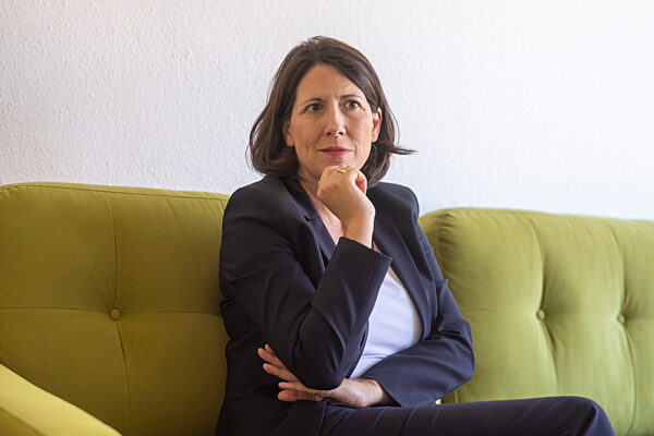 Wirtschaftsministerin Schmitt auf dem grünen Sofa