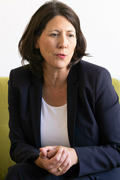 Wirtschaftsministerin Schmitt auf dem grünen Sofa