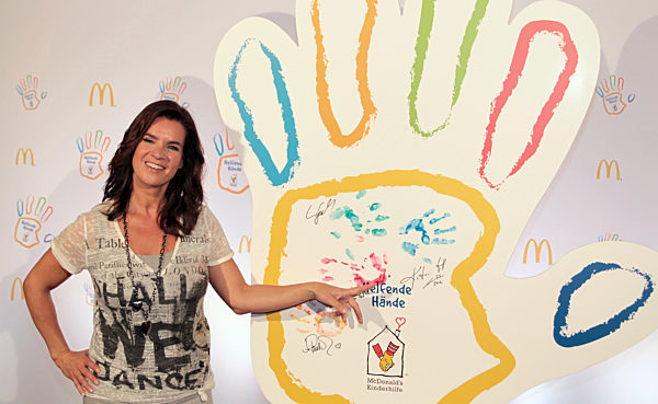 Katarina Witt bei Spendenaktion in Berlin
