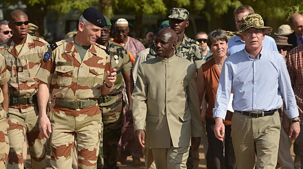 Verteidigungsminister de Maiziere besucht Mali