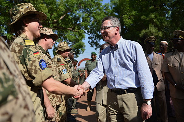 Verteidigungsminister de Maiziere besucht Mali