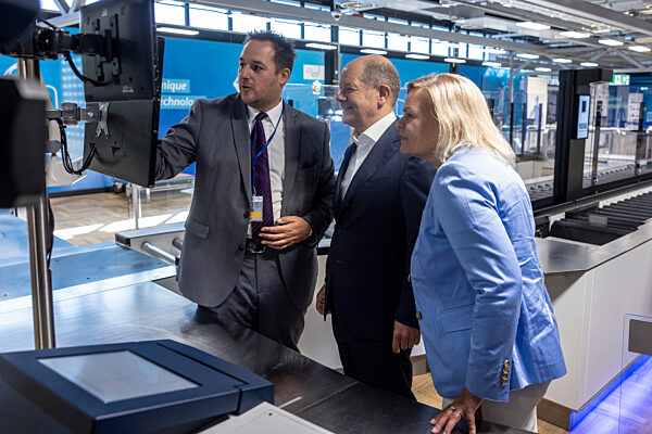 Besuch Bundeskanzler Olaf Scholz (SPD) in Hessen - Frankfurt