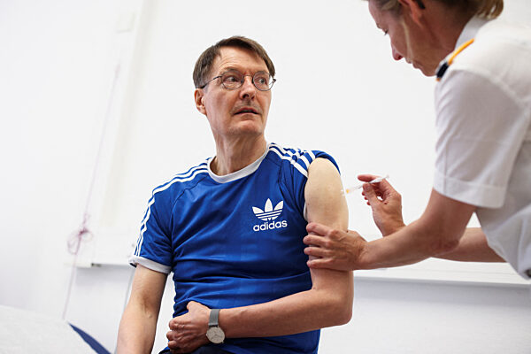 Bundesgesundheitsminister erhält Covid Auffrischungsimpfung