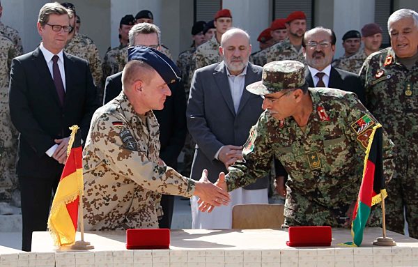 KINA - Politiker übergeben Lager der Bundeswehr