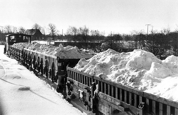 Schneechaos 1979 - Bahn transportiert Schnee