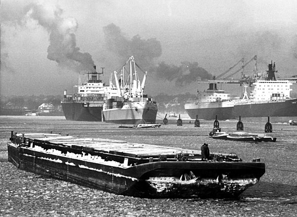 Kältewelle 1979 behindert den Verkehr im Hamburger Hafen