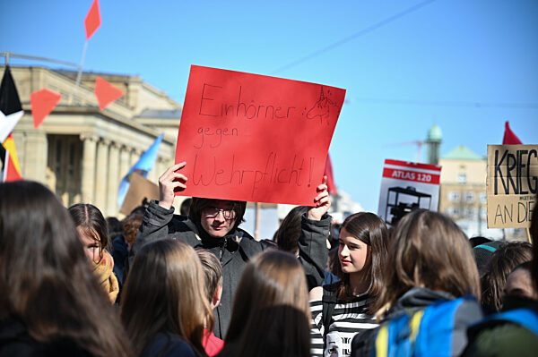 Bundesweiter Schulstreik gegen Wehrpflicht - Stuttgart
