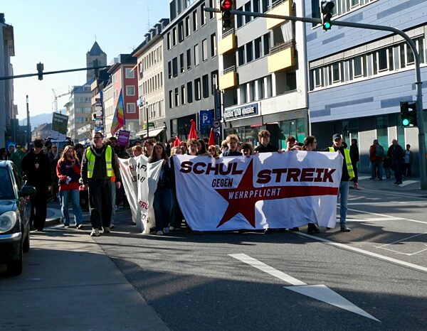 Bundesweiter Schulstreik gegen Wehrpflich - Koblenz