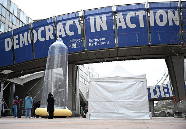 Kondom vor dem EU-Parlament