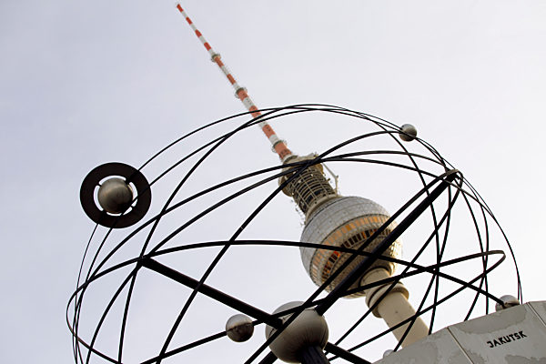 Fernsehturm und Weltzeituhr am Alexanderplatz in Berlin