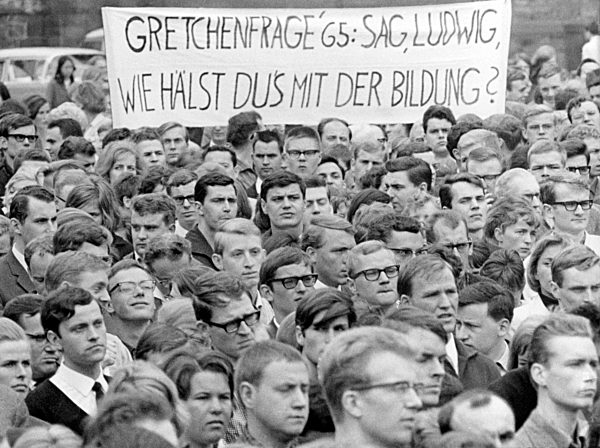 Studenten demonstrieren gegen wachsenden Bildungsnotstand