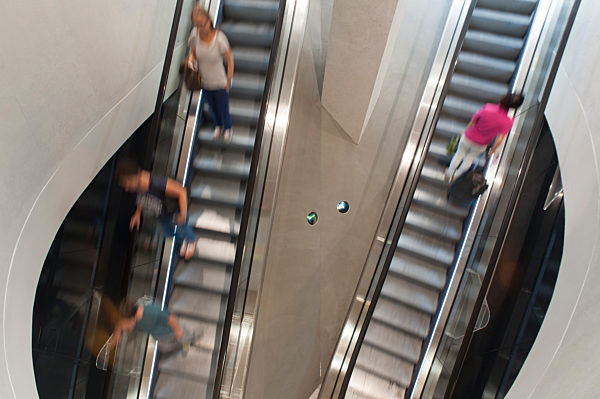 Menschen auf Rolltreppe