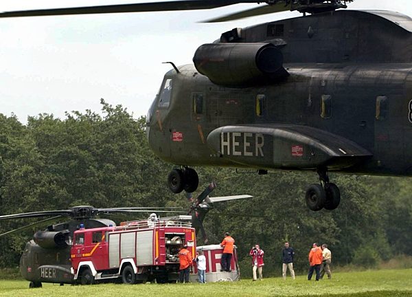 Bundeswehrhubschrauber startet zur Brandbekämpfung
