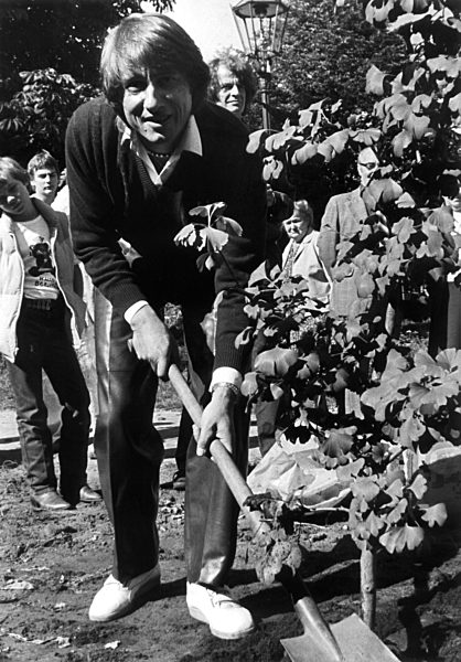 Der österreichische Schlagersänger und Komponist Udo Jürgens pflanzt am 16...