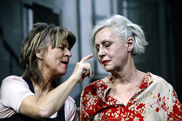 Cornelia Froboess (l) und Gisela Stein spielen am Donnerstag (27.01...