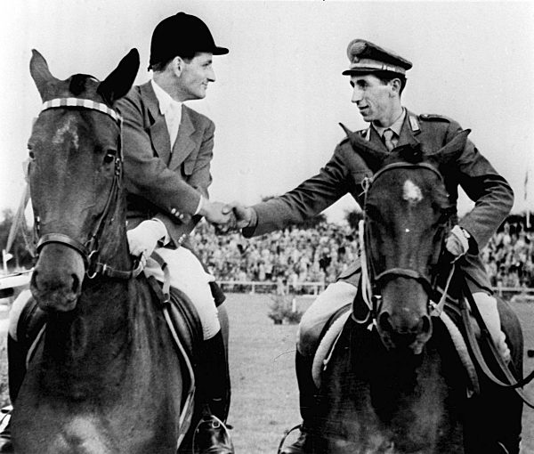 Gratulation für den deutschen Sieger Hans Günter Winkler (l) auf "Halla"...