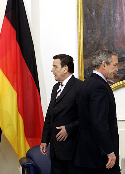 Bundeskanzler Gerhard Schröder (l) und US-Präsident George W...