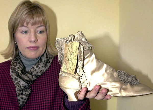 "Sisis" Stiefeletten bei Auktion - Mindestgebot 10000 Mark