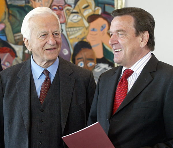 Richard von Weizsäcker (l), Altbundeskanzler und Balkan-Kommissionsmitglied...