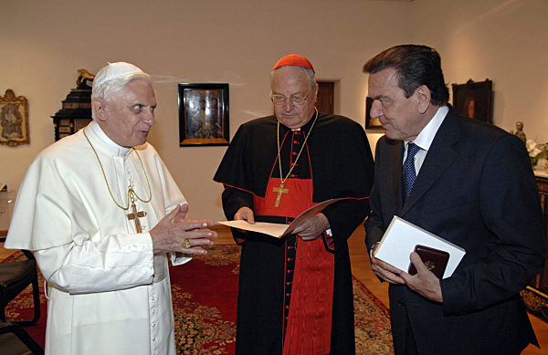 Papst Benedikt XVI. (l) empfängt am Samstag (20.08.2005) im Rahmen des XX...