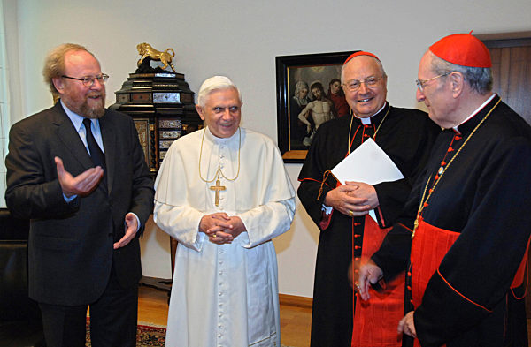 Papst Benedikt XVI. (2.v.l.) empfängt am Samstag (20.08...