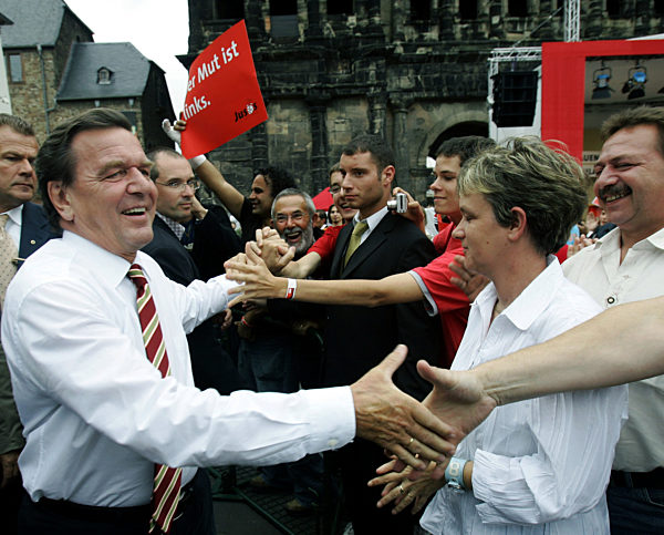 Bundeskanzler Gerhard Schröder begrüßt lachend Anhänger am Donnerstag (15.09...