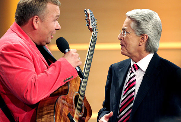 Moderator Frank Elstner (r) unterhält sich am Samstag (29.10...