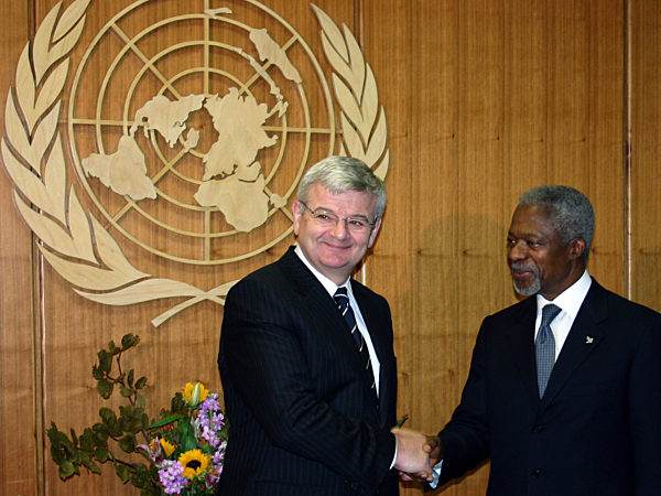 UN-Generalsekretär Kofi Annan (r) begrüßt den deutschen Außenminister...