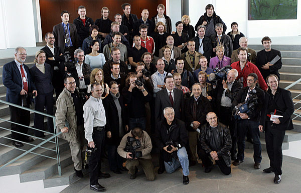Die Berliner Politik-Fotografen und -Kameraleute haben sich zusammen mit...